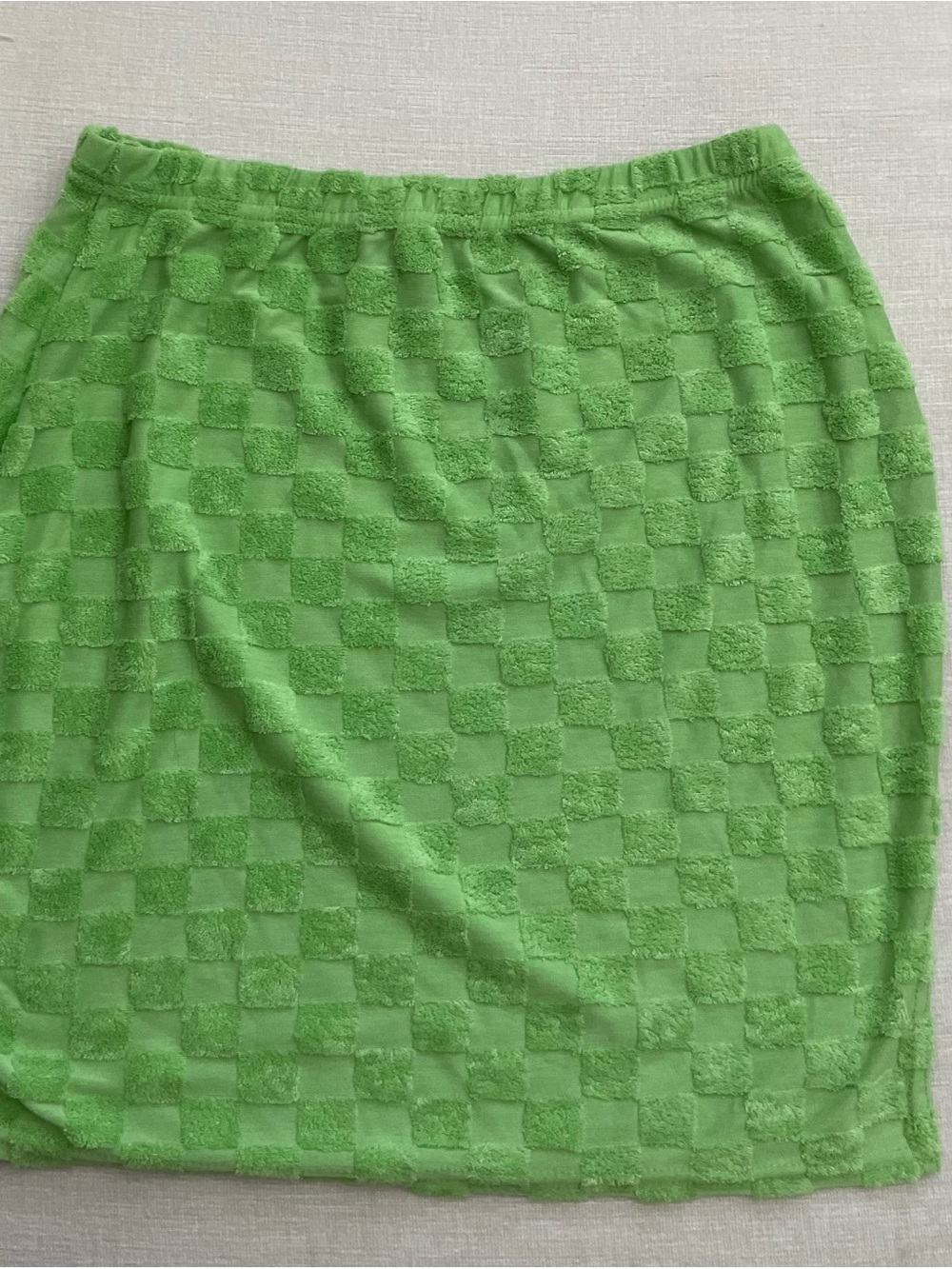 PrettyLittleThing Bright Lime Checker Polo Set - Picture 9 of 14